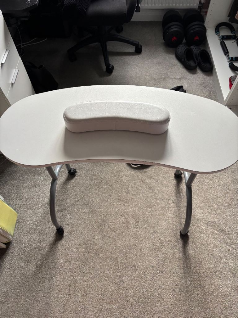 Nail table with lamp