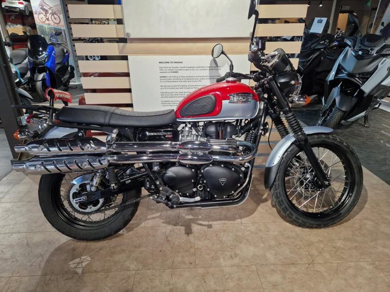 TRIUMPH 865 BONNEVILE SCRAMBLER IN RED