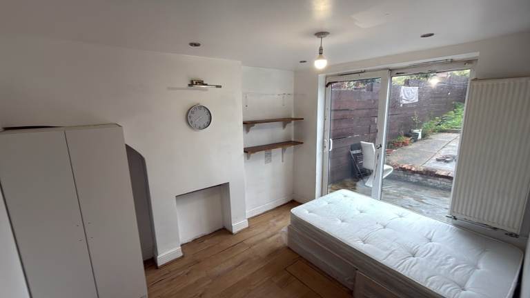 Furnished Room with Private Garden to Rent, HA0