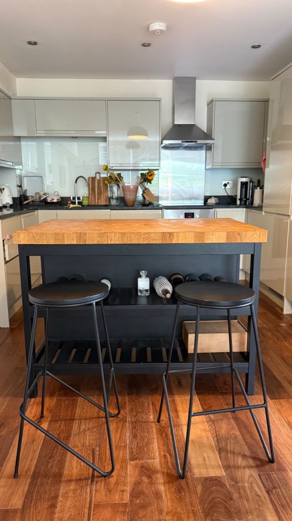 Ikea Vadholma kitchen island + 2 stools 