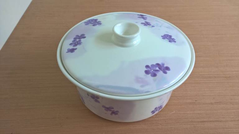 Portmerion Lilac Meadow Casserole Dish with Lid in perfect condition.