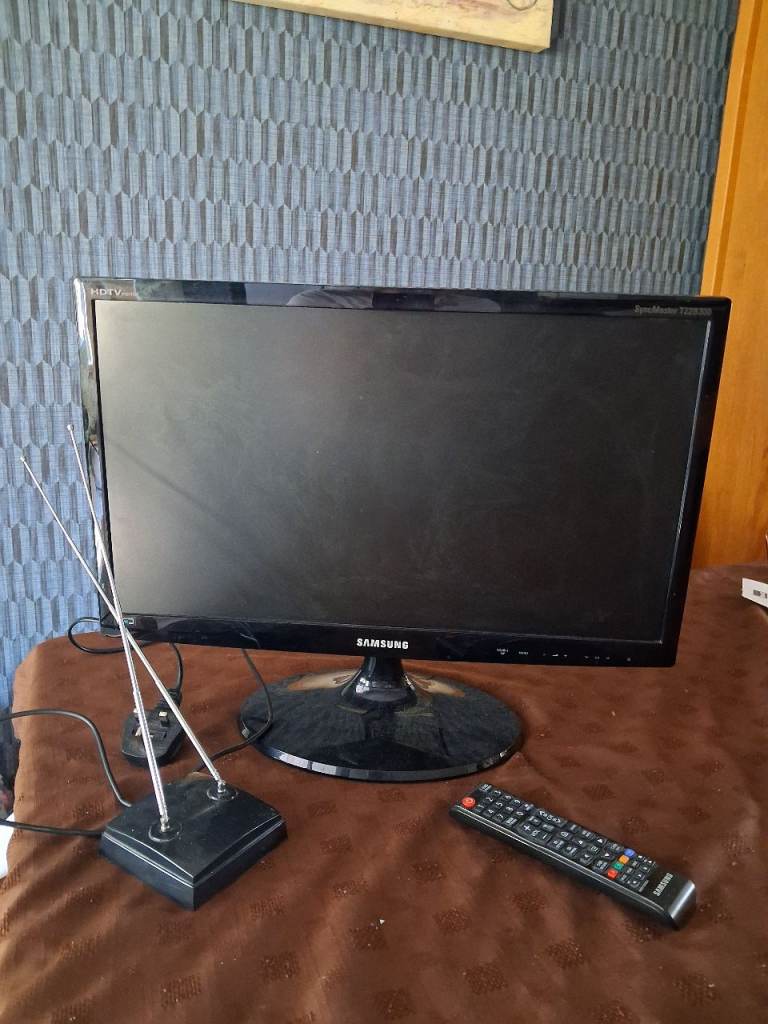 Samsung 21" TV Monitor with Remote and Aerial – Good Condition