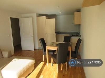 2 bedroom flat in Lawrie House, London, SW19 (2 bed) (#2947095)