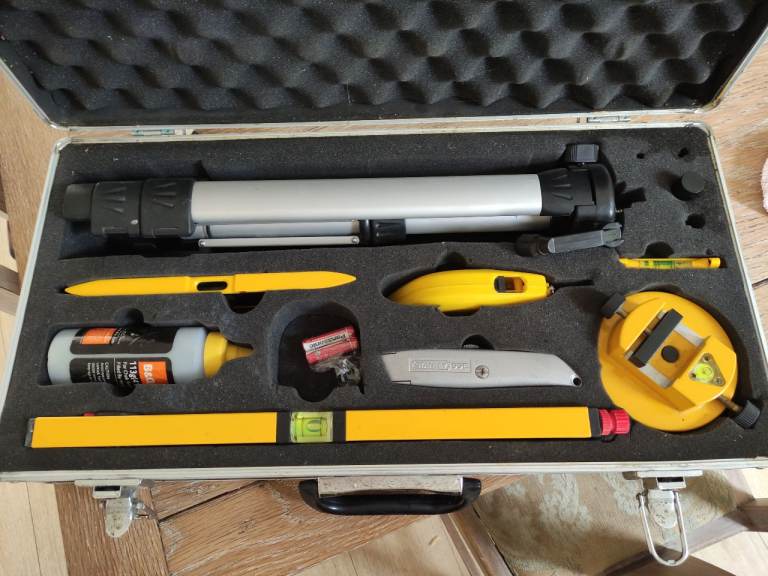 Leveling Tool Kit in Metal Case – Good Condition
