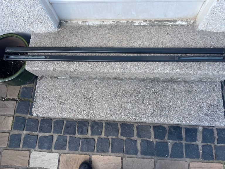 Thule Black Square Roof Bars – Good Condition