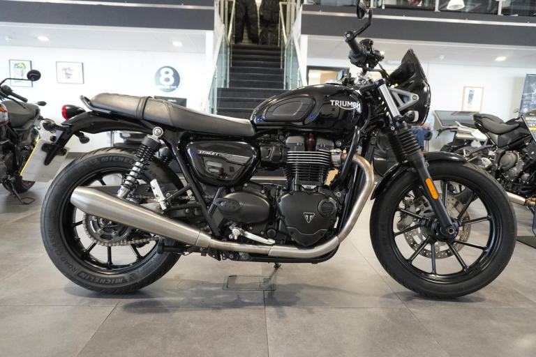 Triumph Street Twin, 2022, Black with just 13630miles Only £5995. 