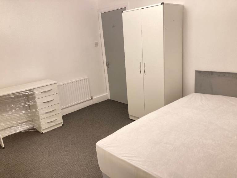 Includes Bills In Flat Top Double Room To Let Share 2 Bath Shower Kitchen Very Near RailTubeBusShops