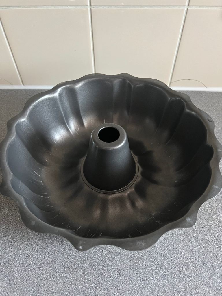 Bundt Cake Tin – Grey, Good Condition