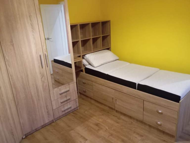 200£/week all bills and cuncil tax included. Fully Furnished