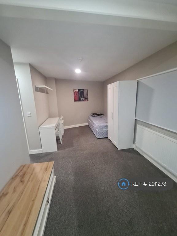 Studio flat in Weatherfield House, Farnworth, Bolton, BL4 (#2911273)