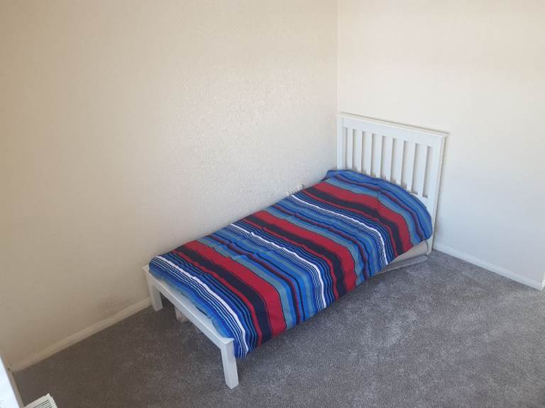 ROOM TO RENT