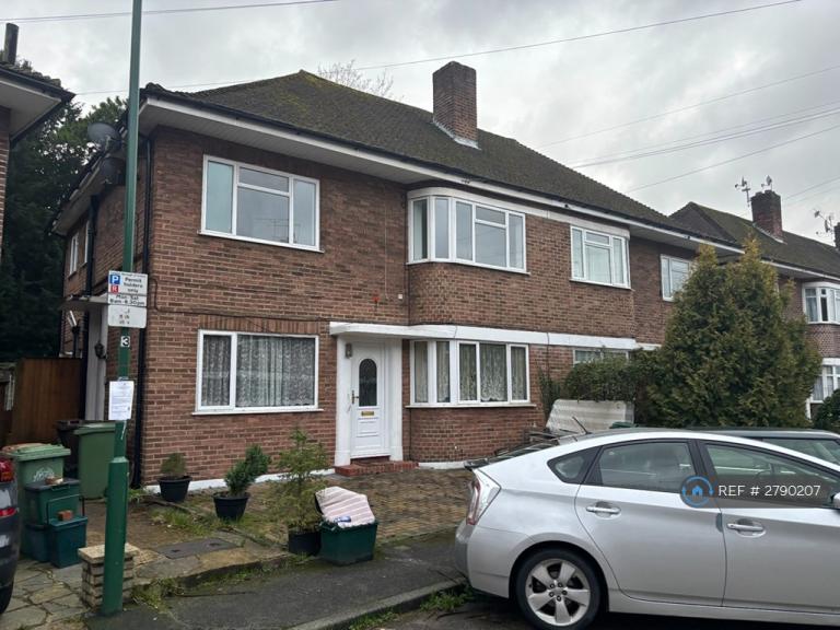 2 bedroom flat in Falcourt Close, Sutton, SM1 (2 bed) (#2790207)