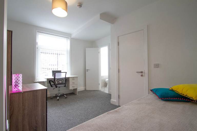 ***AVAILABLE NOW ALL BILLS INCLUDED! house share situated on YEWS MOUNT, HUDDERSFIELD.***