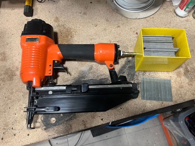 Silverline Pneumatic Nail Gun with Nails