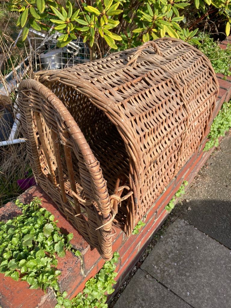 Pet carrier / basket vintage £5