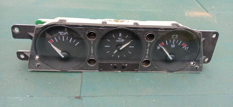 JAGUAR XK8 XKR X100 DASHBOARD GAUGES CLOCK VOLTAGE OIL   1996 - 2002
