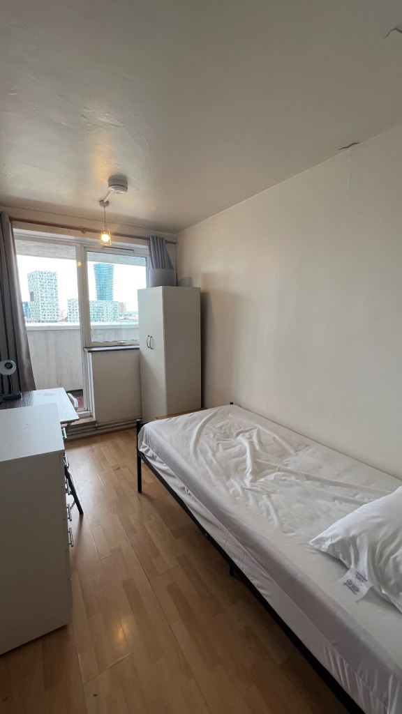 Penthouse Room Private Balcony – Midship Point, E14 8SP