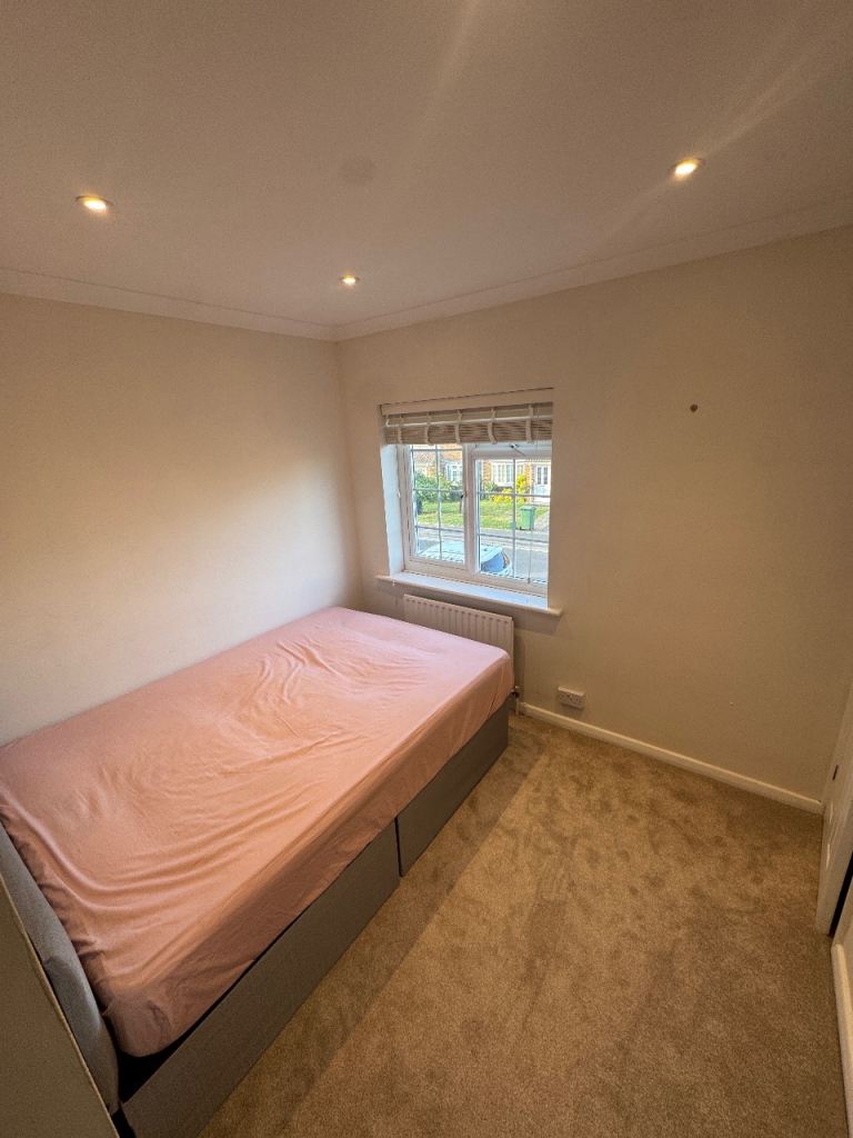 Double room for rent near Hersham station-£800📍KT12 