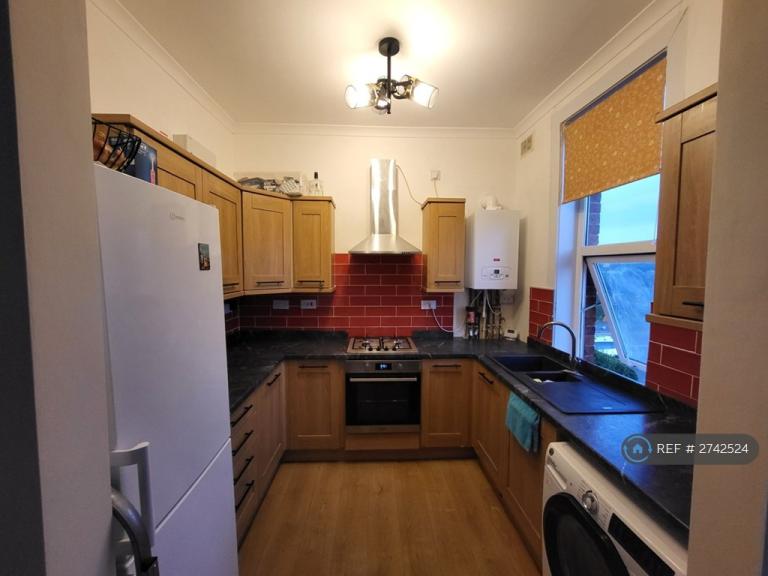 2 bedroom flat in Radnor Park Avenue, Folkestone, CT19 (2 bed) (#2742524)