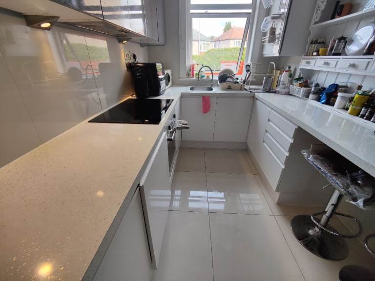 Luxury semi-ensuite (share bathroom with 1 person), free parking, gated garden