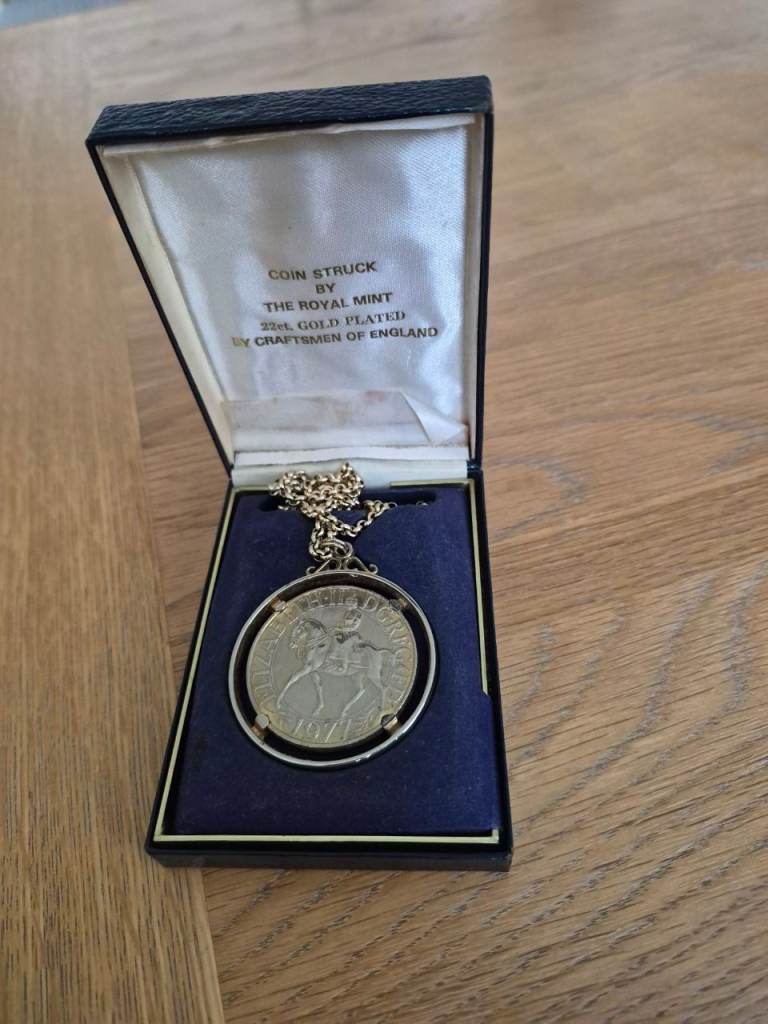 1977 Jubilee Crown of Crowns Coin 22ct Gold Plated Necklace Pendant Boxed
