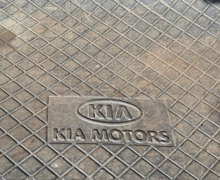 Kia boot mat plastic 