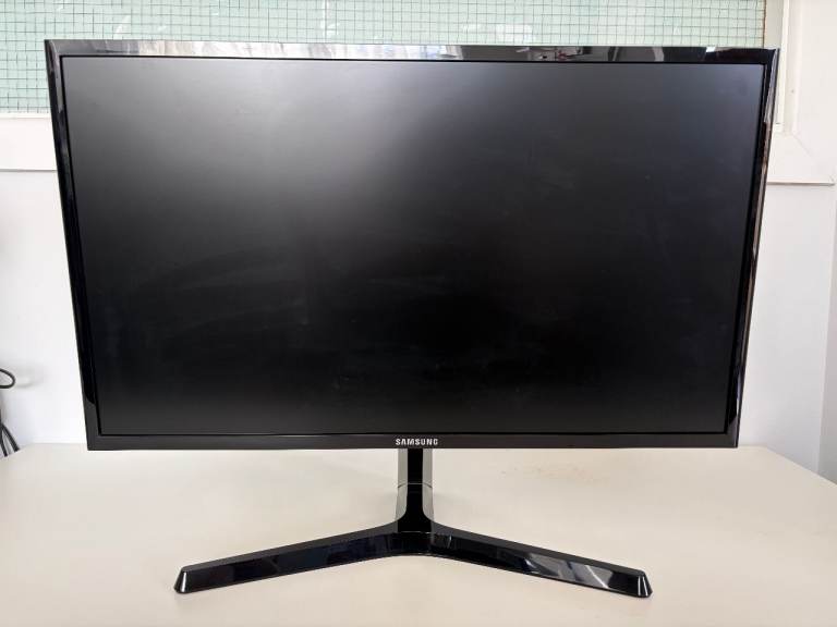 Samsung S24F356FHU 24" Full HD Monitor. Good Working Condition