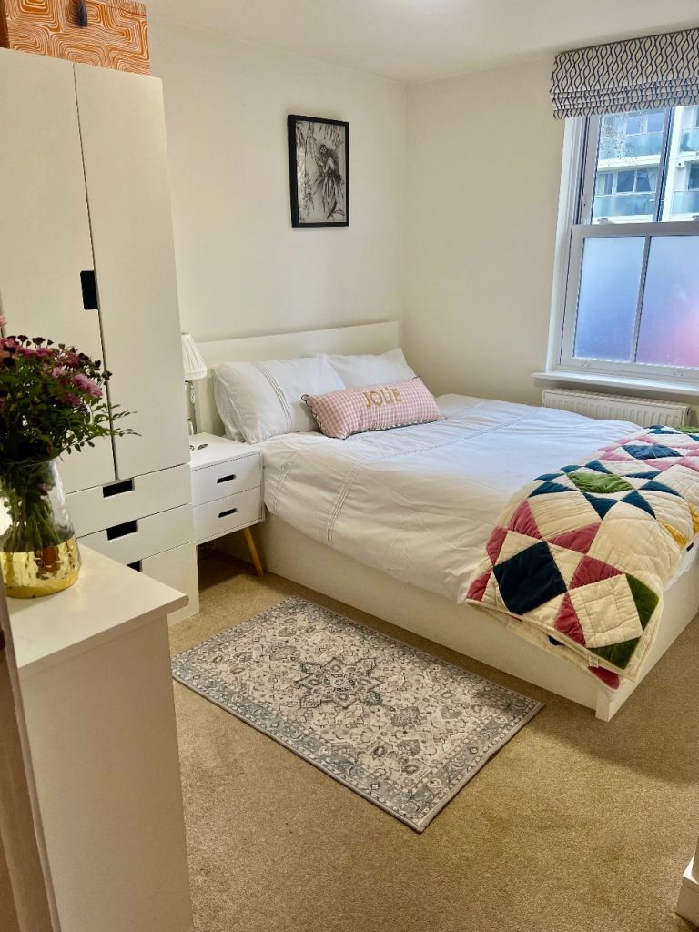  Double bedroom with own bathroom London Raynes Park sw20