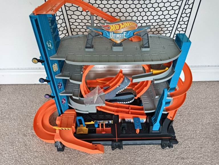 Hot Wheels Ultimate Garage Play Set – Good Condition