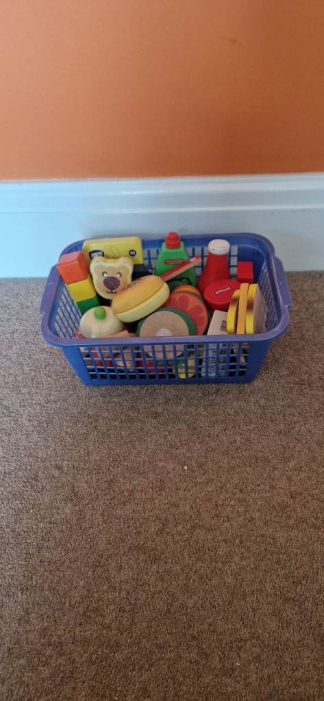CUTTABLE WOODEN PLAY FOOD IN BASKET. EXCELLENT CONDITION.