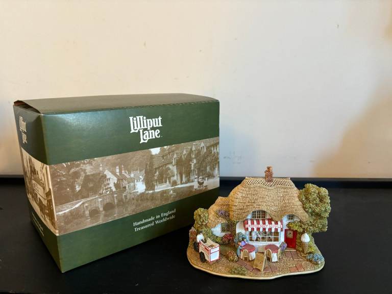 Beautiful Lilliput Lane 'Raspberry Ripple' Handmade Model Cottage + Box L2664