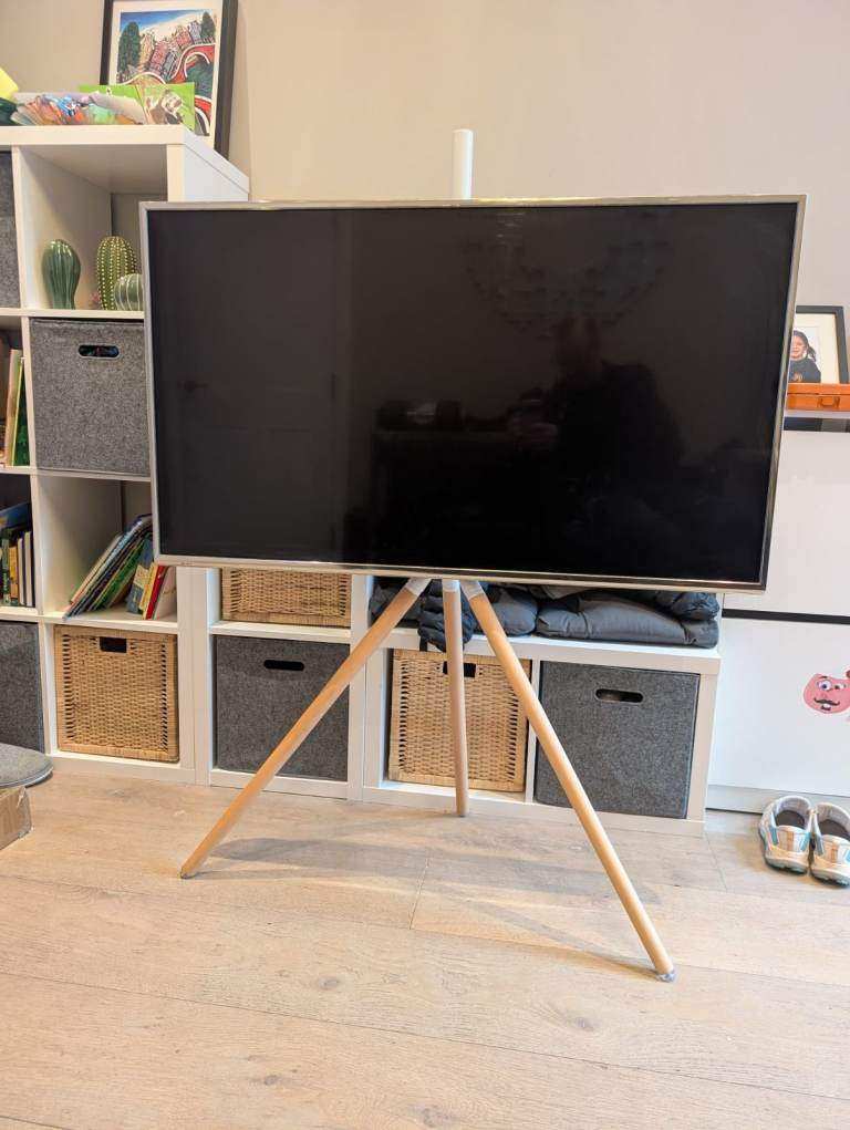 Panasonic TX-49DX650B LED TV with stand.
