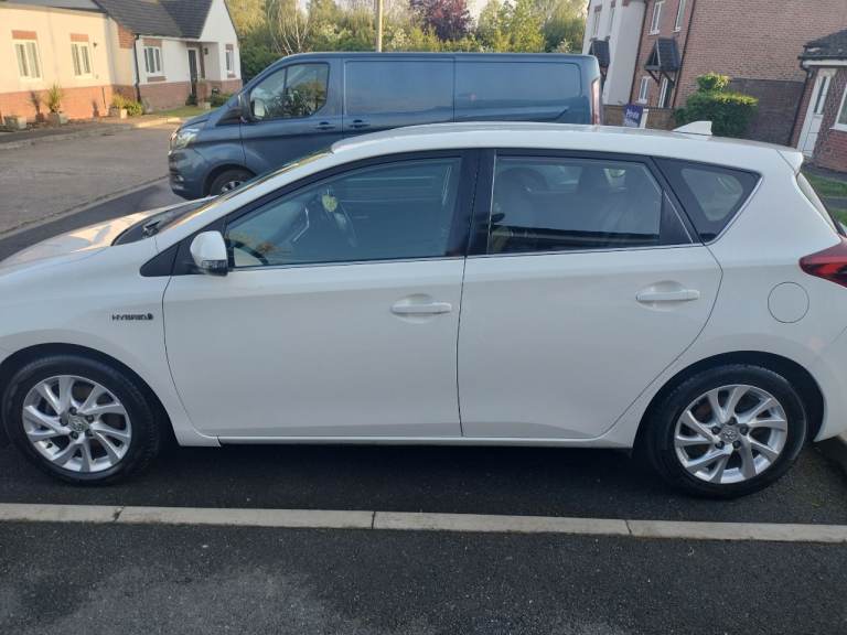 Toyota auris hybrid will come 12 months MOT and service point of sale