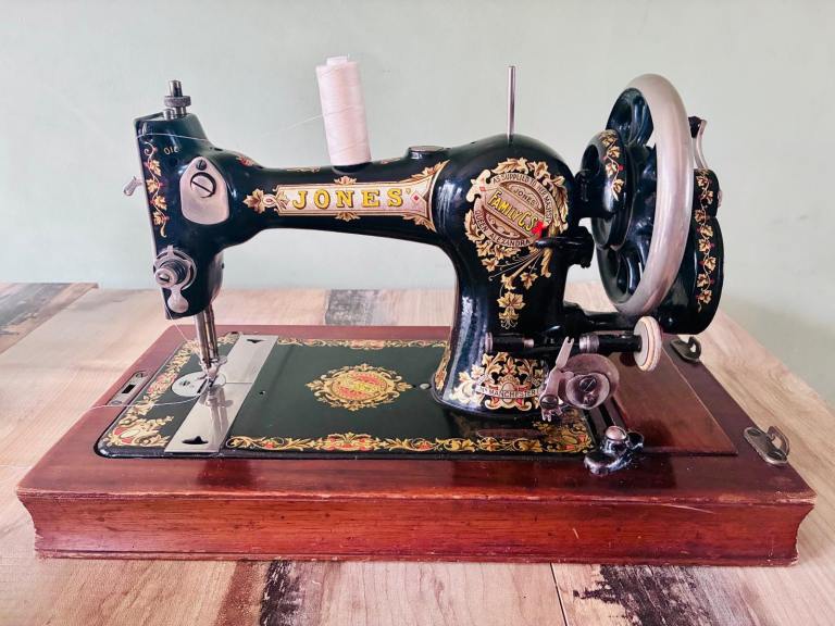 Vintage Jones CS Sewing Machine - Beautiful Decorative Ornate Hand Crank