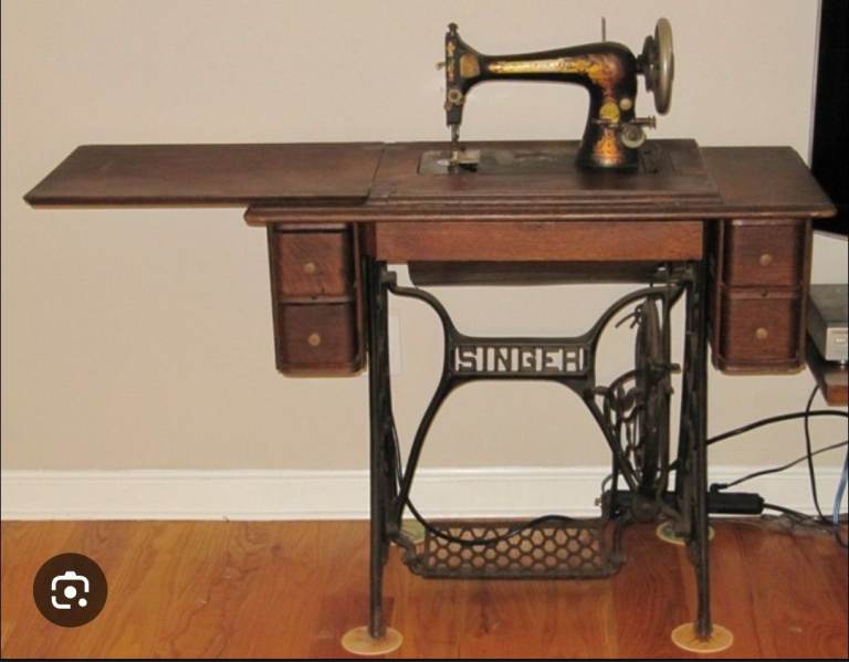 Vintage singer sewing machine 
