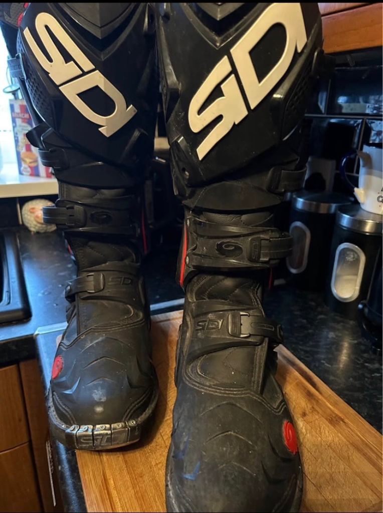 Motorcycle Boots & Leather Armoured Jacket