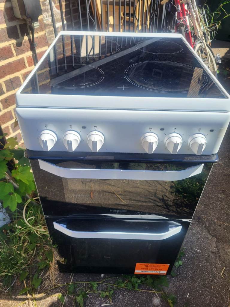 Hotpoint HD5V92KCW 50cm Electric Cooker with Ceramic Hob – Good Condition