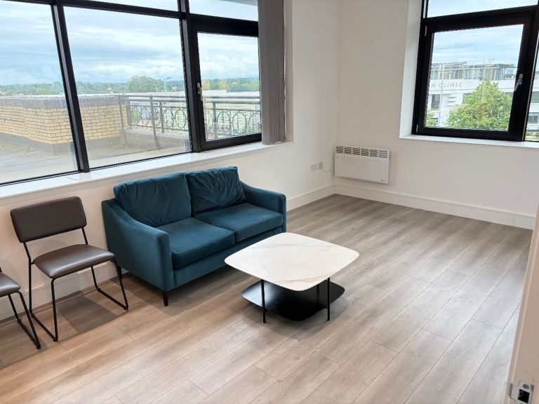 Modern 2nd Floor 1 Bed Flat Bath Shower Open Plan Utility Lounge Car Park VeryNearRailBusTescoPark