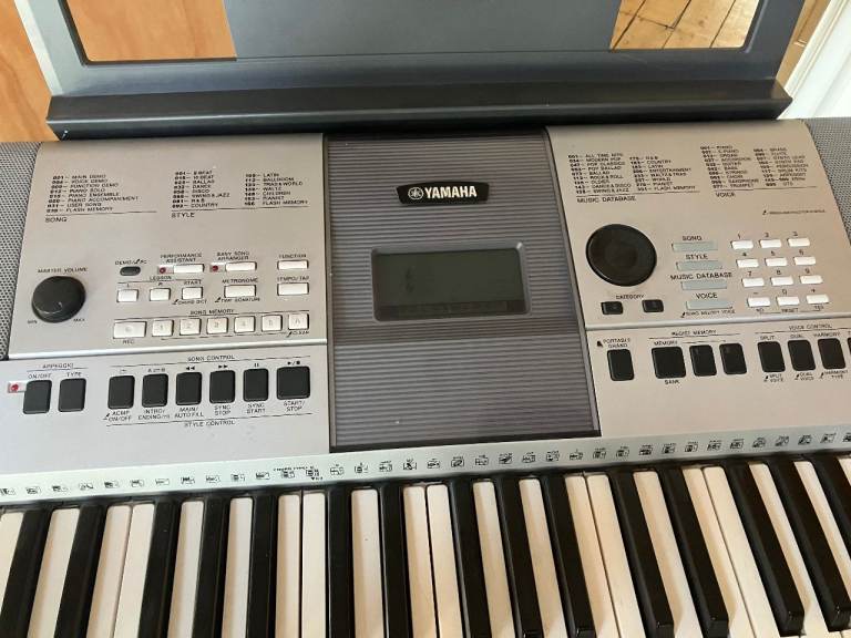 Electronic Yamaha Keyboard. PSR-E413 model.