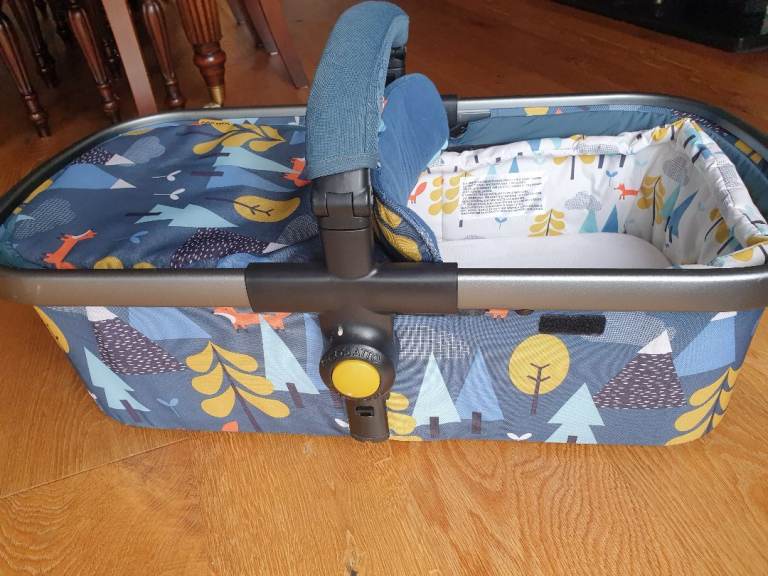 Cosatto giggle 2 carry cot/bassinette