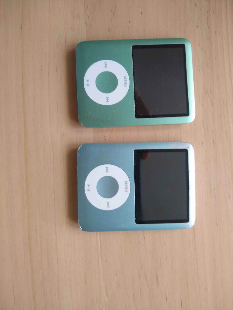 Two 8Gb 3rd gen iPods - Not working for repair/parts
