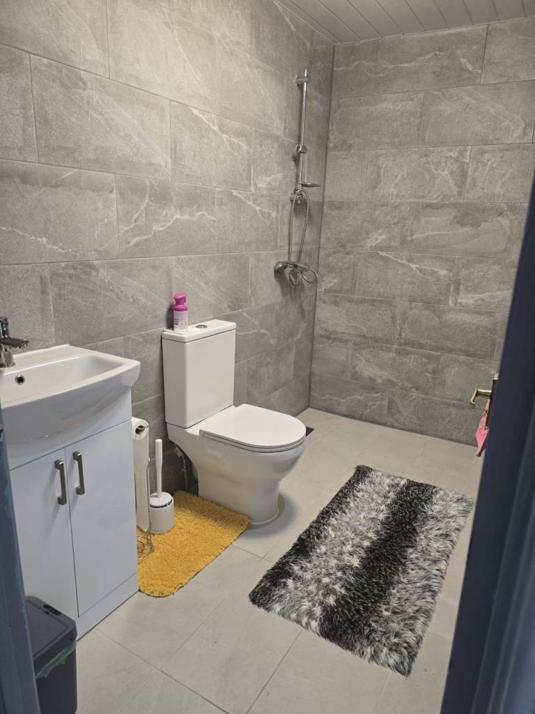 Double room to rent out in Reading Calcot