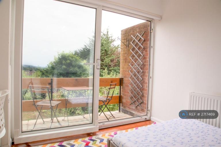 5 bedroom house in Greenways, Egham, TW20 (5 bed) (#2717469)