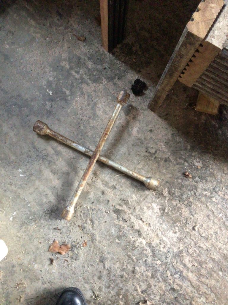 Spider for removing wheel nuts 