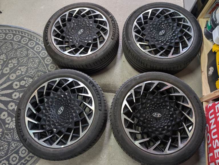 Genuine 20" Hyundai Alloy Wheels & Michelin EV Tyres (255/45 R20)