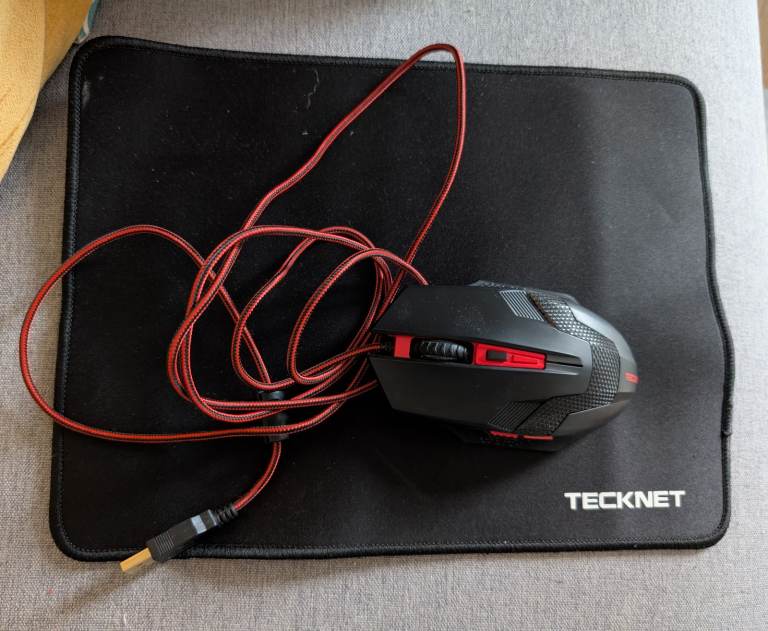 TeckNet Raptor Wired Gaming Mouse in red with Mat as new 