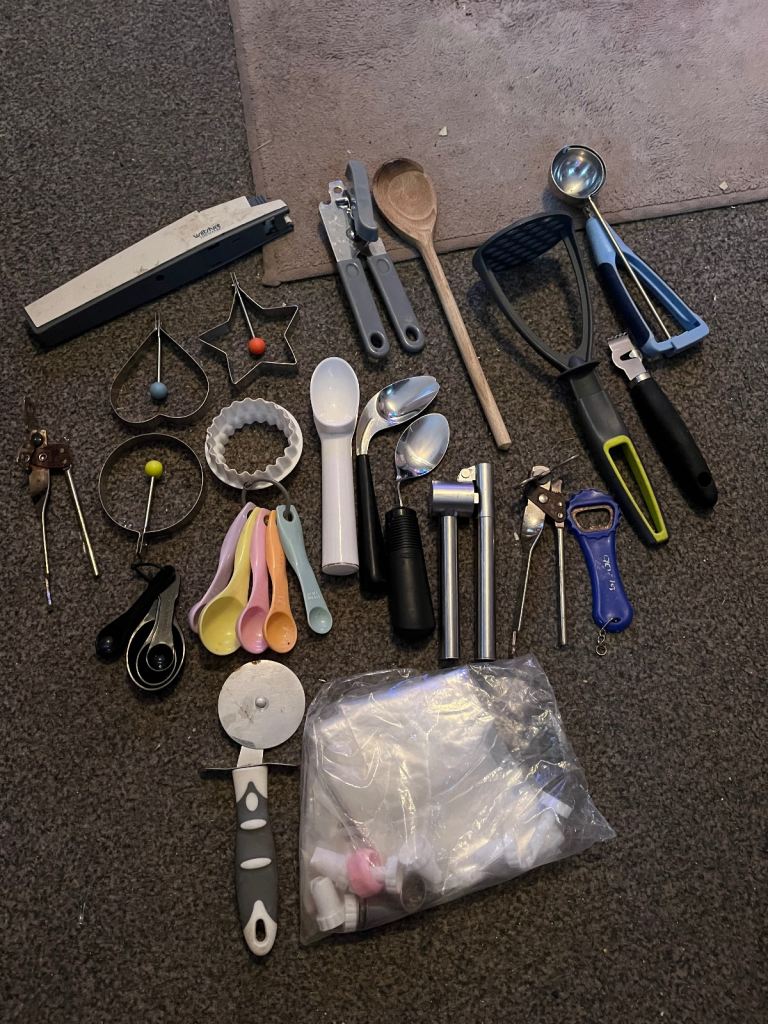 SELECTION OF VARIOUS KITCHEN ITEMS