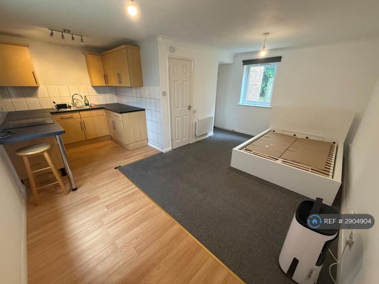 Studio flat in Harold Wood, Romford, RM3 (#2904904)