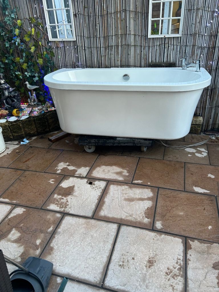 Free standing bath tub 