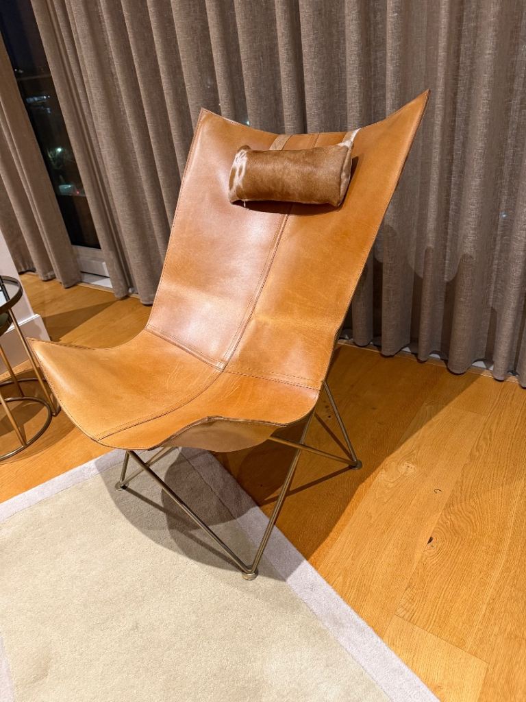 “Butterfly” chair in camel leather